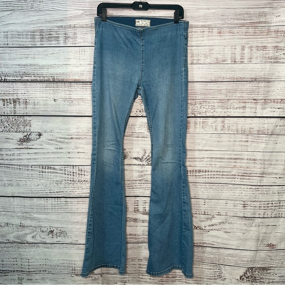 We The Free Size 28 Light Wash Penny Pull On Flare Jeans *FLAW* - Picture 1 of 11